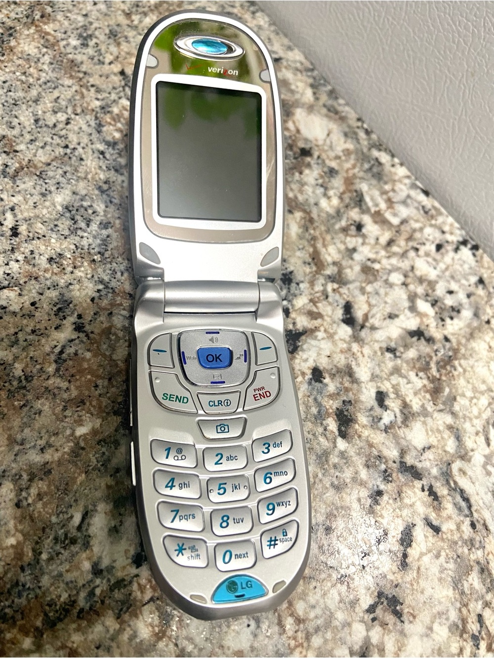 LG Silver Flip Phone 6 pc. Set : Vintage